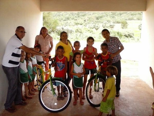 Secretaria de Educação entrega bicicletas aos alunos de localidades - Imagem 21