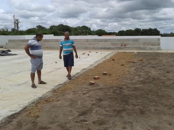 Prefeito e Secretario visitam obra da Quadra de Esporte no Baixão do Côco - Imagem 1