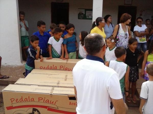 Secretaria de Educação entrega bicicletas aos alunos de localidades - Imagem 3
