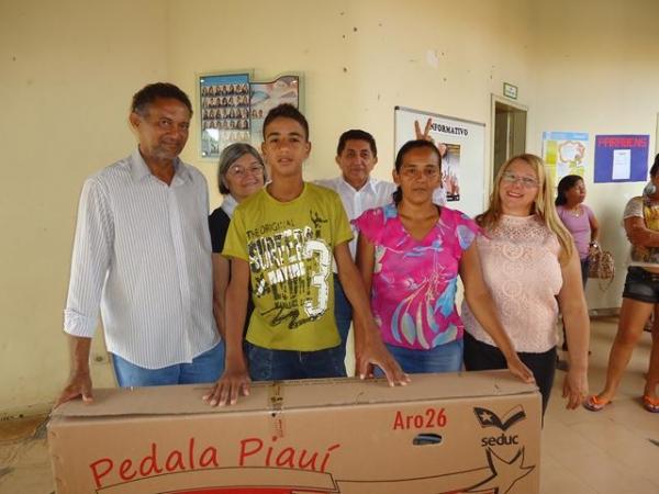 Prefeito Dr.Zé Maria faz entrega de Bicicletas aos Alunos do Interior - Imagem 13