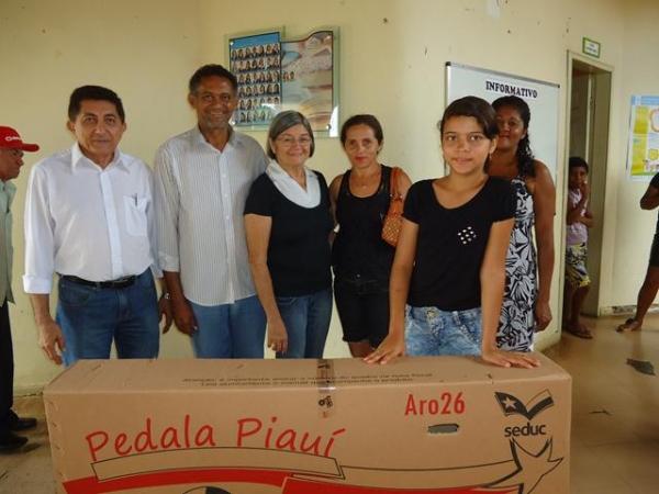 Prefeito Dr.Zé Maria faz entrega de Bicicletas aos Alunos do Interior - Imagem 7
