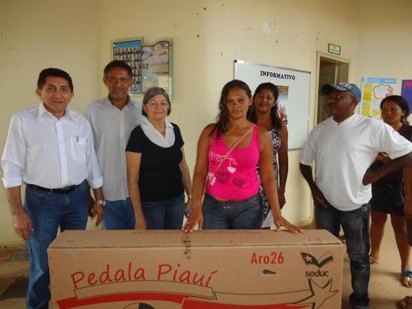 Prefeito Dr.Zé Maria faz entrega de Bicicletas aos Alunos do Interior - Imagem 4