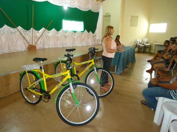 Prefeito Dr.Zé Maria faz entrega de Bicicletas aos Alunos do Interior - Imagem 48