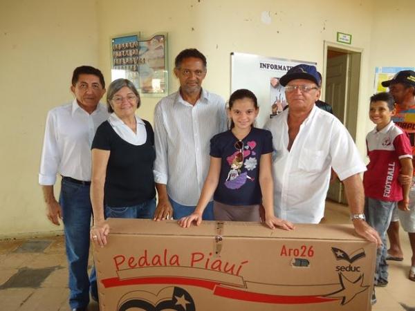 Prefeito Dr.Zé Maria faz entrega de Bicicletas aos Alunos do Interior - Imagem 22