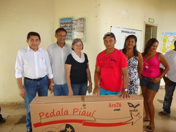 Prefeito Dr.Zé Maria faz entrega de Bicicletas aos Alunos do Interior - Imagem 5
