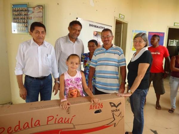Prefeito Dr.Zé Maria faz entrega de Bicicletas aos Alunos do Interior - Imagem 19