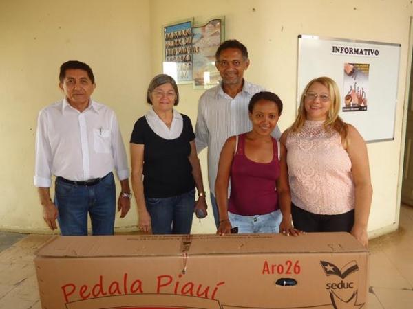 Prefeito Dr.Zé Maria faz entrega de Bicicletas aos Alunos do Interior - Imagem 15
