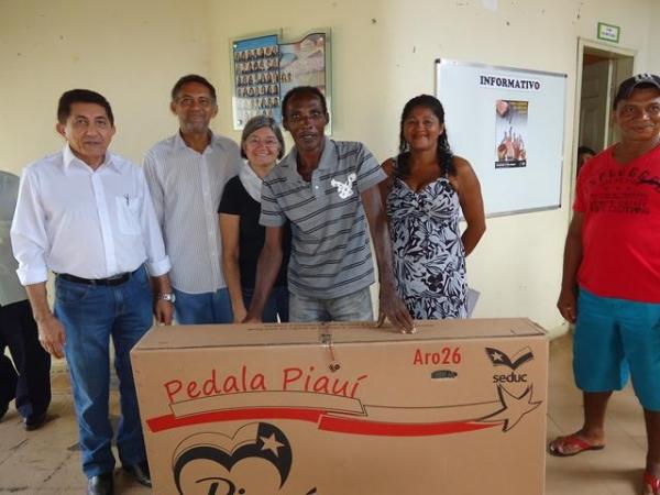 Prefeito Dr.Zé Maria faz entrega de Bicicletas aos Alunos do Interior - Imagem 6