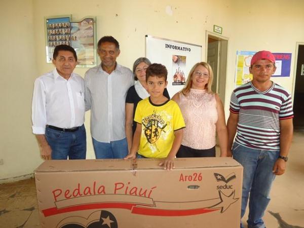 Prefeito Dr.Zé Maria faz entrega de Bicicletas aos Alunos do Interior - Imagem 17