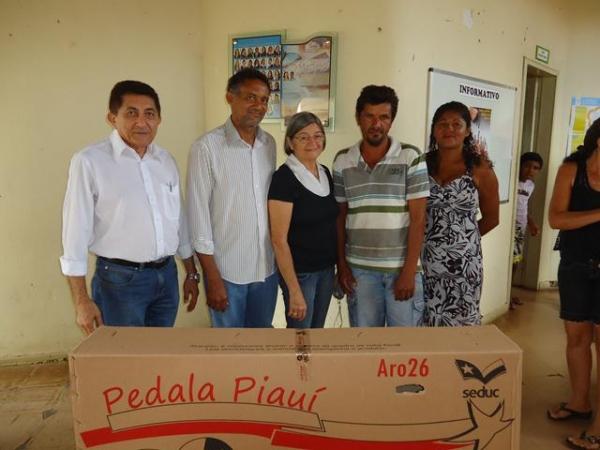 Prefeito Dr.Zé Maria faz entrega de Bicicletas aos Alunos do Interior - Imagem 8