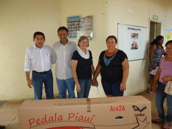 Prefeito Dr.Zé Maria faz entrega de Bicicletas aos Alunos do Interior - Imagem 10