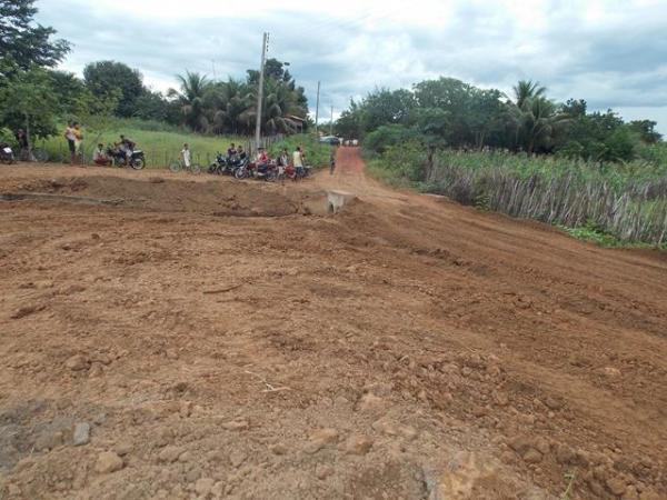 Prefeitura de Batalha recupera trecho de estrada que poderia causar desmoronamento da barragem no povoado Caraibas†- Imagem 13