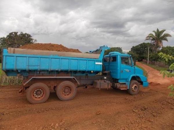 Prefeitura de Batalha recupera trecho de estrada que poderia causar desmoronamento da barragem no povoado Caraibas†- Imagem 6