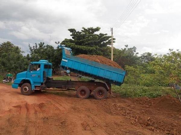 Prefeitura de Batalha recupera trecho de estrada que poderia causar desmoronamento da barragem no povoado Caraibas†- Imagem 4