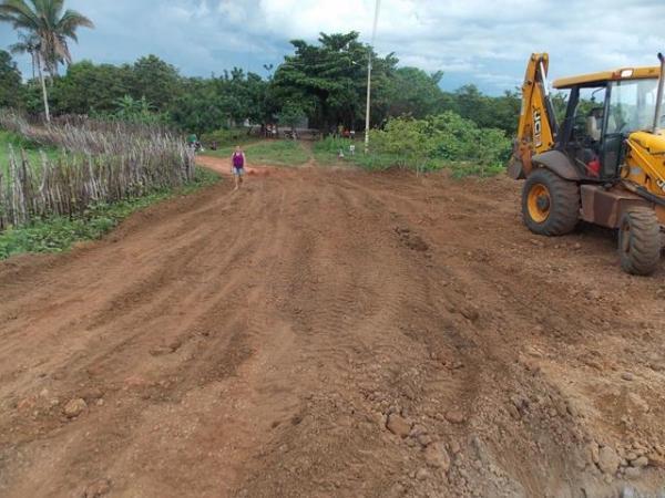 Prefeitura de Batalha recupera trecho de estrada que poderia causar desmoronamento da barragem no povoado Caraibas†- Imagem 10