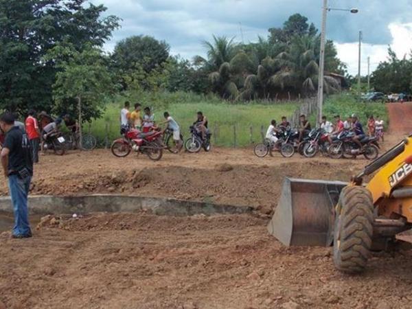 Prefeitura de Batalha recupera trecho de estrada que poderia causar desmoronamento da barragem no povoado Caraibas†- Imagem 7