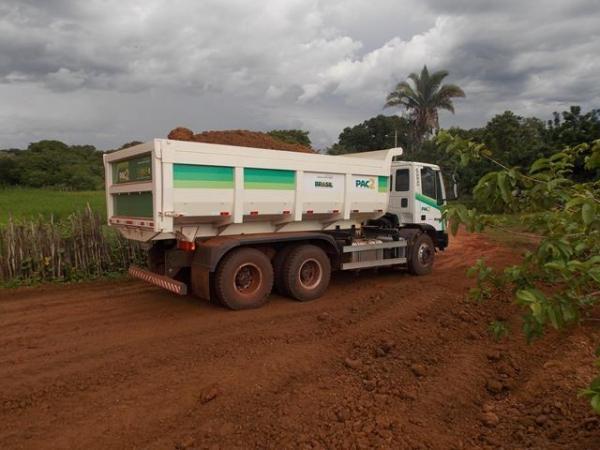 Prefeitura de Batalha recupera trecho de estrada que poderia causar desmoronamento da barragem no povoado Caraibas†- Imagem 3