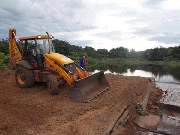 Prefeitura de Batalha recupera trecho de estrada que poderia causar desmoronamento da barragem no povoado Caraibas†- Imagem 9