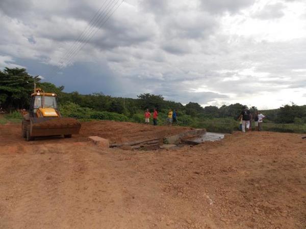 Prefeitura de Batalha recupera trecho de estrada que poderia causar desmoronamento da barragem no povoado Caraibas†- Imagem 16