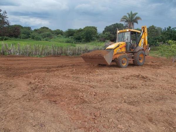 Prefeitura de Batalha recupera trecho de estrada que poderia causar desmoronamento da barragem no povoado Caraibas†- Imagem 14