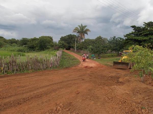 Prefeitura de Batalha recupera trecho de estrada que poderia causar desmoronamento da barragem no povoado Caraibas†- Imagem 12
