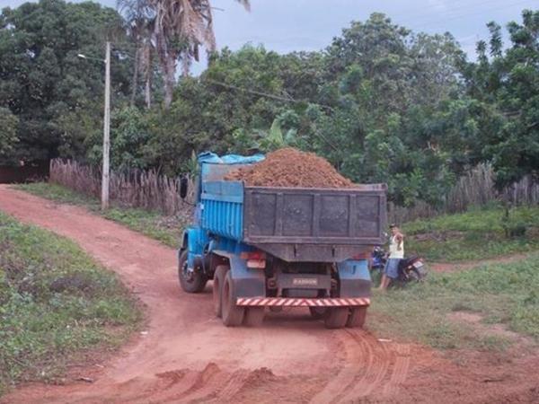Prefeitura de Batalha recupera trecho de estrada que poderia causar desmoronamento da barragem no povoado Caraibas†- Imagem 5