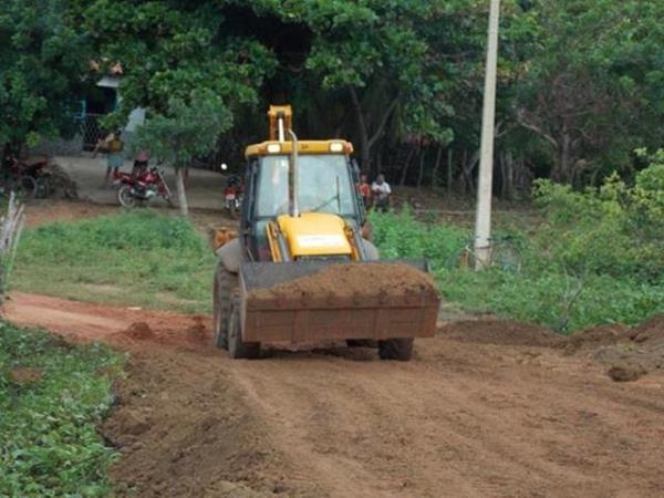 Prefeitura de Batalha recupera trecho de estrada que poderia causar desmoronamento da barragem no povoado Caraibas†- Imagem 15