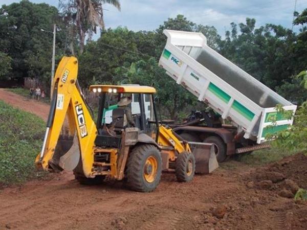 Prefeitura de Batalha recupera trecho de estrada que poderia causar desmoronamento da barragem no povoado Caraibas†- Imagem 1