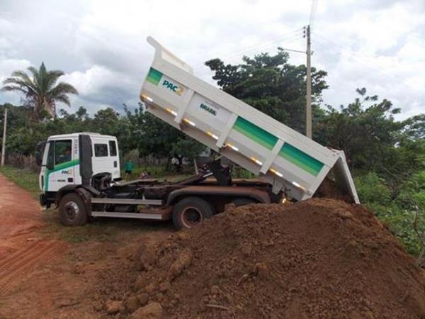 Prefeitura de Batalha recupera trecho de estrada que poderia causar desmoronamento da barragem no povoado Caraibas†- Imagem 2