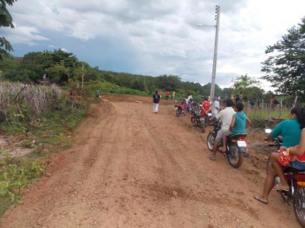 Prefeitura de Batalha recupera trecho de estrada que poderia causar desmoronamento da barragem no povoado Caraibas†- Imagem 17