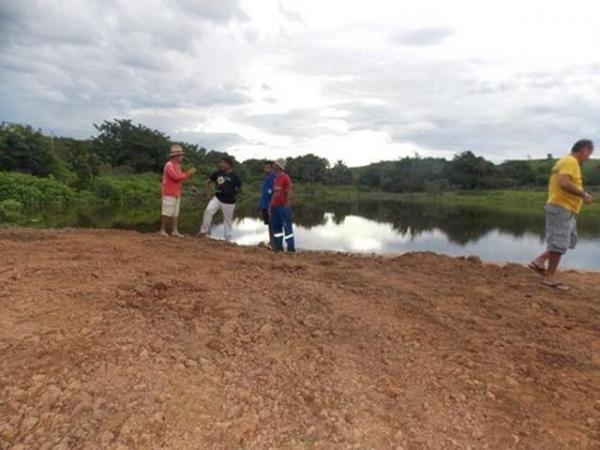 Prefeitura de Batalha recupera trecho de estrada que poderia causar desmoronamento da barragem no povoado Caraibas†- Imagem 11