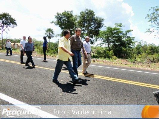 Governo inaugura pavimentação asfáltica e entrega bicicletas para alunos em Piracuruca