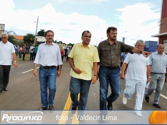 Governo inaugura pavimentação asfáltica e entrega bicicletas para alunos em Piracuruca - Imagem 1