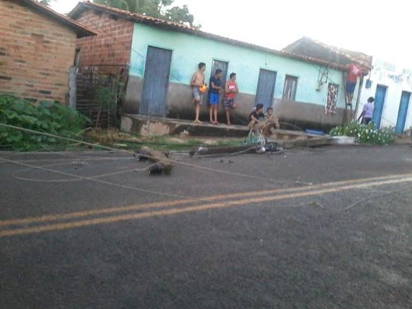 Caminhão derruba postes e causa estragos em Santa Rosa do Piauí - Imagem 2
