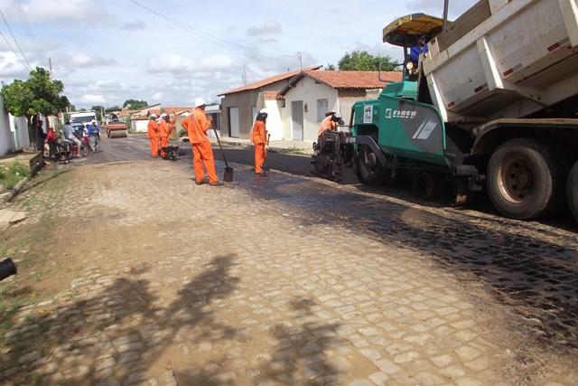 População de Oeiras está sendo beneficiada com pavimentação asfáltica 