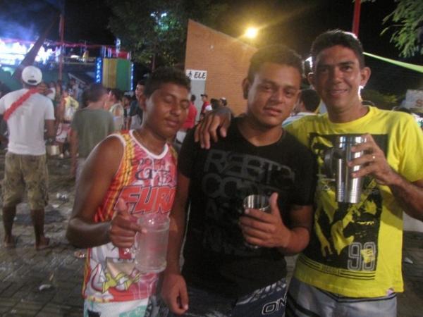 Duas bandas fizeram a animação da galera na primeira noite de carnaval em Miguel Alves - Imagem 7