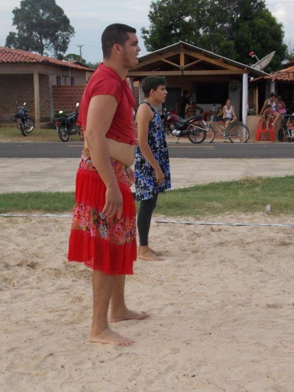 Rapaziada joga vôlei em clima de carnaval, os “Pererecas”. - Imagem 2