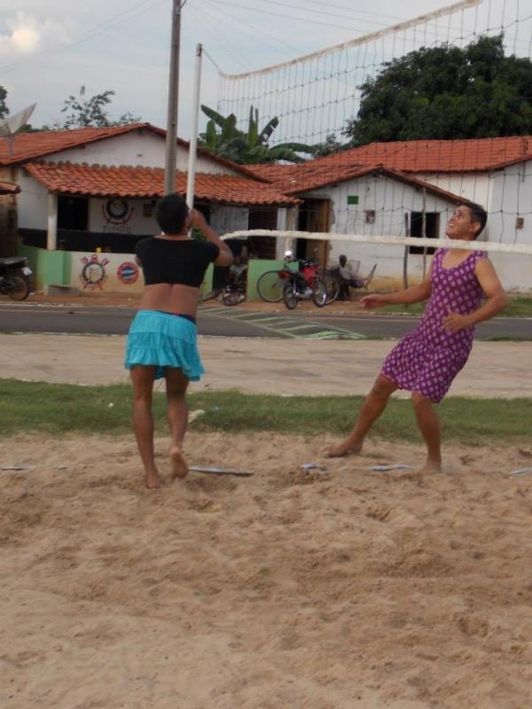 Rapaziada joga vôlei em clima de carnaval, os “Pererecas”. - Imagem 3