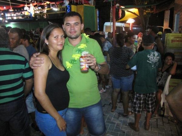 Duas bandas fizeram a animação da galera na primeira noite de carnaval em Miguel Alves - Imagem 37