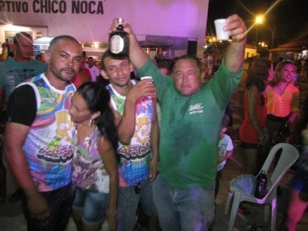 Duas bandas fizeram a animação da galera na primeira noite de carnaval em Miguel Alves - Imagem 21