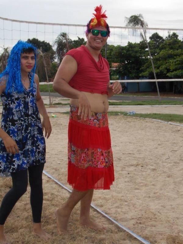 Rapaziada joga vôlei em clima de carnaval, os “Pererecas”. - Imagem 6