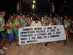 População usa o carnaval para reivindicar conclusão de obra da PI 258