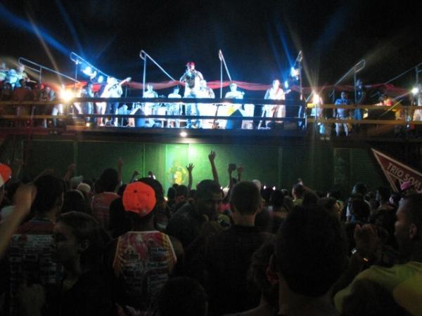 Duas bandas fizeram a animação da galera na primeira noite de carnaval em Miguel Alves - Imagem 26