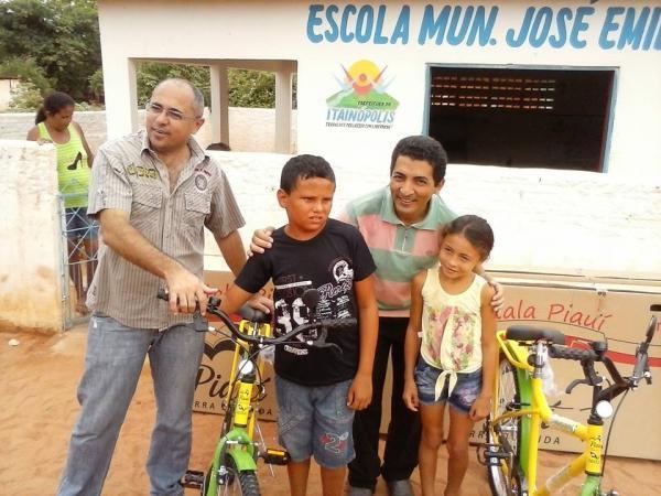  Secretaria de Educação entrega bicicletas aos alunos da rede municipal de ensino - Imagem 3