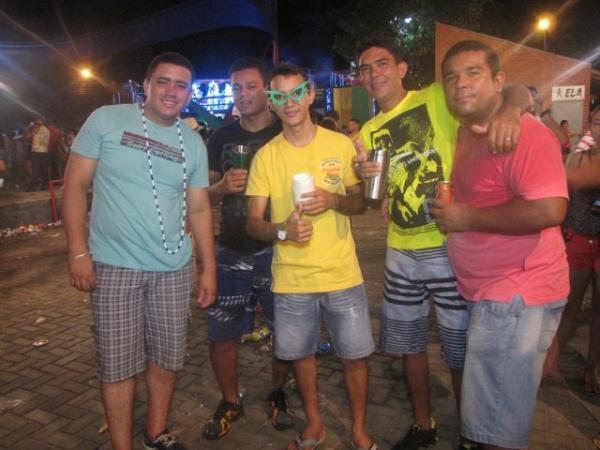 Duas bandas fizeram a animação da galera na primeira noite de carnaval em Miguel Alves - Imagem 8