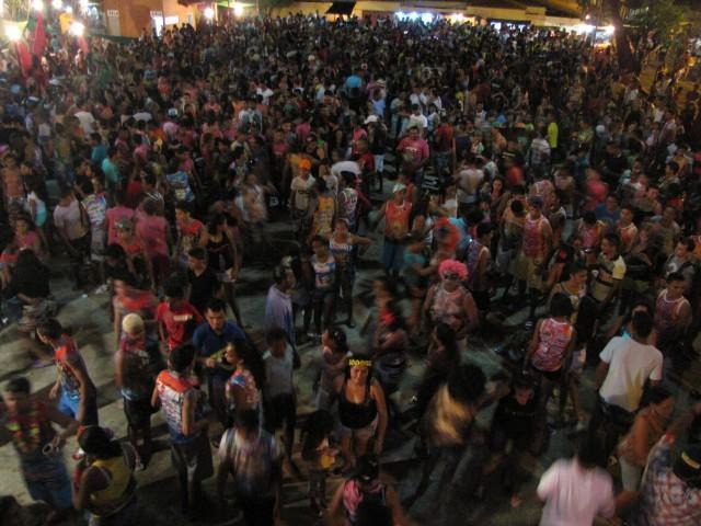 Duas bandas fizeram a animação da galera na primeira noite de carnaval em Miguel Alves