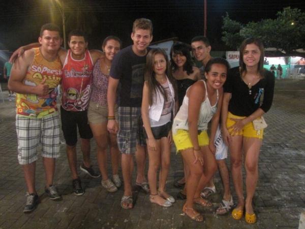 Duas bandas fizeram a animação da galera na primeira noite de carnaval em Miguel Alves - Imagem 2