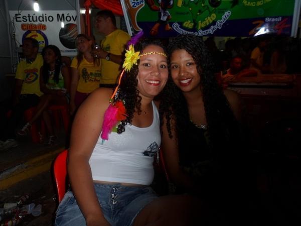 Carnaval 2014: Foliões lotaram a o corredor da folia primeira noite de carnaval - Imagem 8