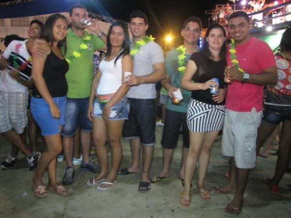Duas bandas fizeram a animação da galera na primeira noite de carnaval em Miguel Alves - Imagem 36
