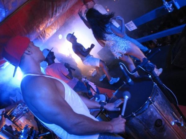 Duas bandas fizeram a animação da galera na primeira noite de carnaval em Miguel Alves - Imagem 18